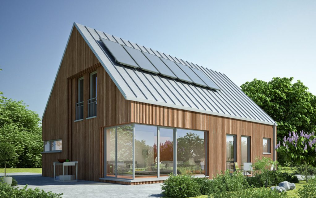 Photovoltaikanlage auf dem Dach eines modernen Holzhauses mit Zinkblech – Ein Beispiel für nachhaltiges Bauen mit Solarenergie.