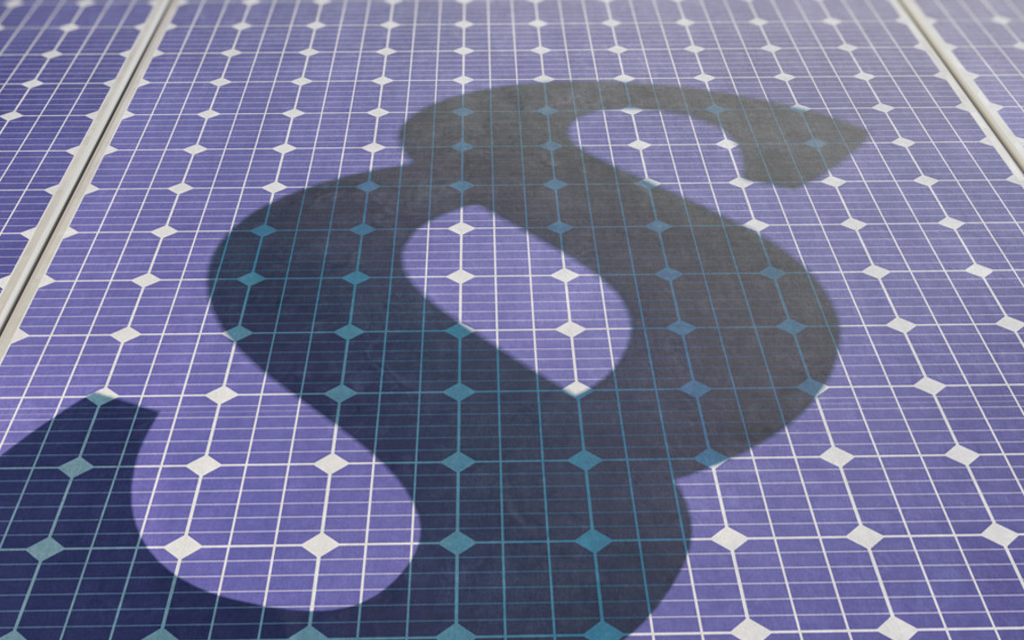 Schatten von Paragrafenzeichen auf Solarpanel als Symbolbild für das Solarspitzengesetz